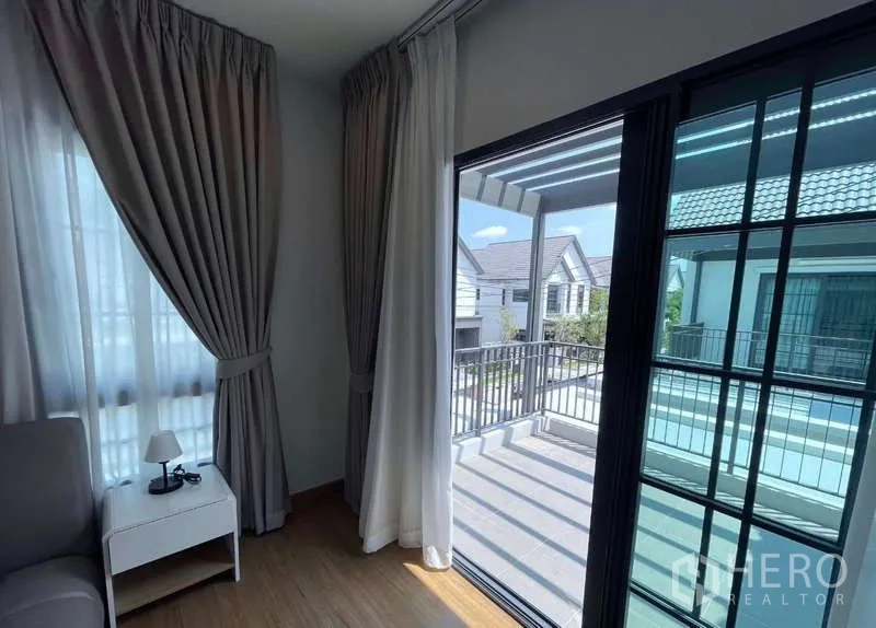 บ้าน ให้เช่าในBang Phli, Samut Prakan - ระเบียงชั้นสองผ่านประตูกระจกบานเลื่อน มองเห็นวิวหมู่บ้าน