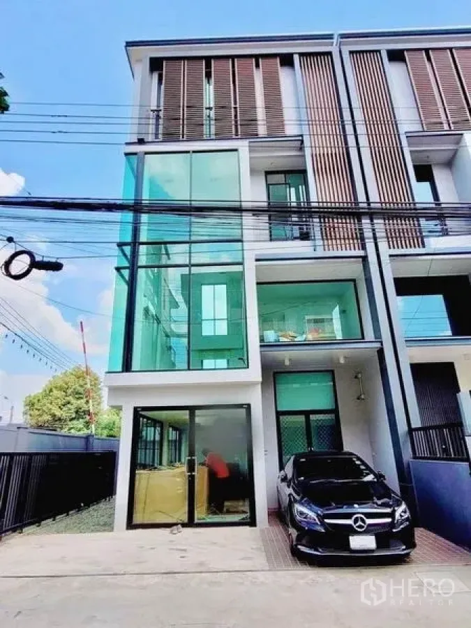 带办公室的家 出售在Wang Thonglang, Bangkok - 现代三层Home Office外立面，转角玻璃与前院车位