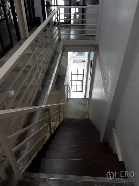 อาคารพาณิชย์ ขายในBang Rak, Bangkok - บันไดชั้นบนพร้อมราวเหล็ก มองลงไปยังทางเข้า