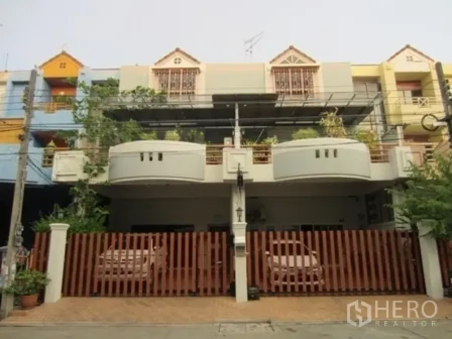带办公室的家 出租或出售在Wang Thonglang, Bangkok - 联排外立面，设阳台、前院大门与双车位车棚。