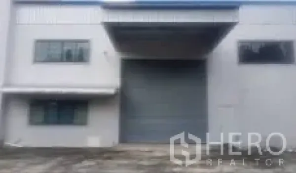 工厂 出售在Lam Luk Ka, Pathum Thani - 带大型卷闸门的装卸月台，车道适合卡车进出。