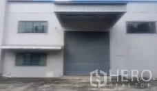 工厂 出售在Lam Luk Ka, Pathum Thani - 带大型卷闸门的装卸月台，车道适合卡车进出。