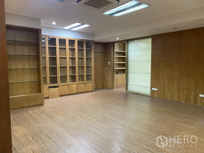 办公空间 出租在Din Daeng, Bangkok - 会议室配玻璃门柜、推拉玻璃门与木质墙面。