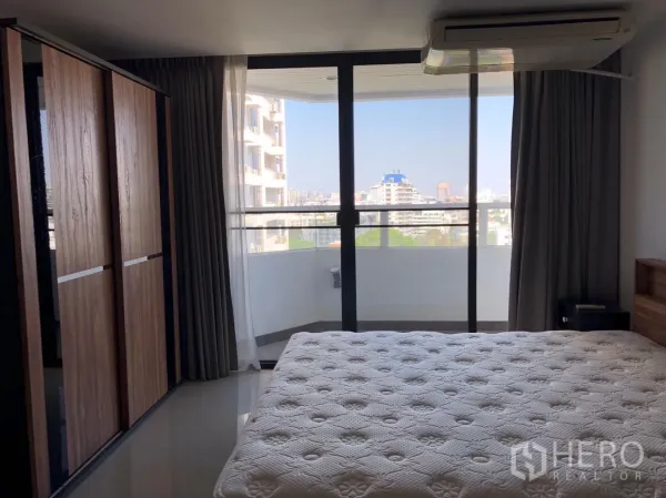 公寓 出租在Watthana, Bangkok - 卧室连接阳台，推拉落地门可观城市景观