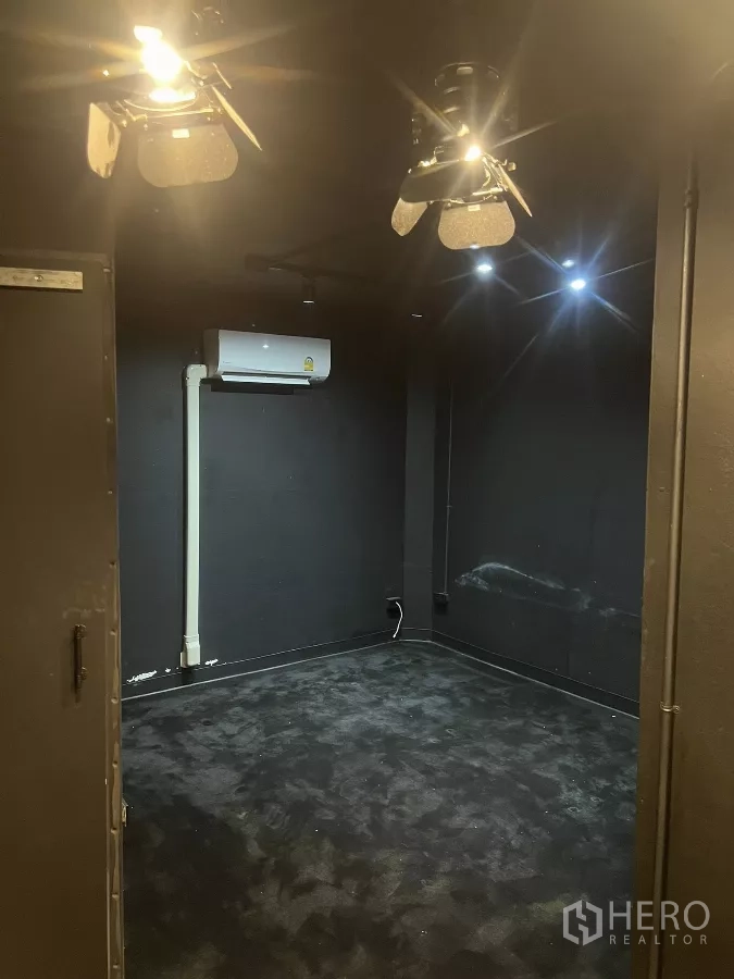 带办公室的家 出租在Wang Thonglang, Bangkok - 中型工作室房，挂壁空调与射灯。
