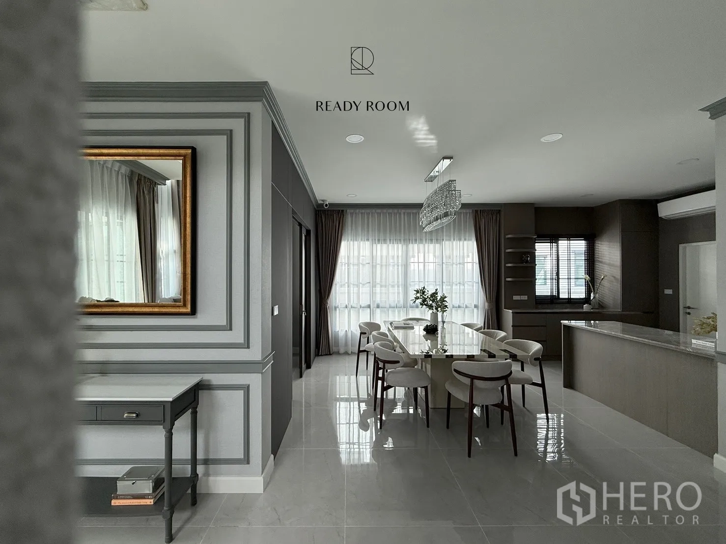 独立式住宅 出租或出售在Bang Phli, Samut Prakan - 开放式餐厨空间，亮面地砖、墙面线条与落地窗帘。