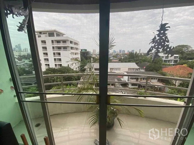 คอนโด ให้เช่าในWatthana, Bangkok - วิวระเบียงเหนือย่านที่อยู่อาศัยสีเขียว พร้อมเส้นขอบฟ้าเมืองกรุงเทพฯ ไกลลิบ