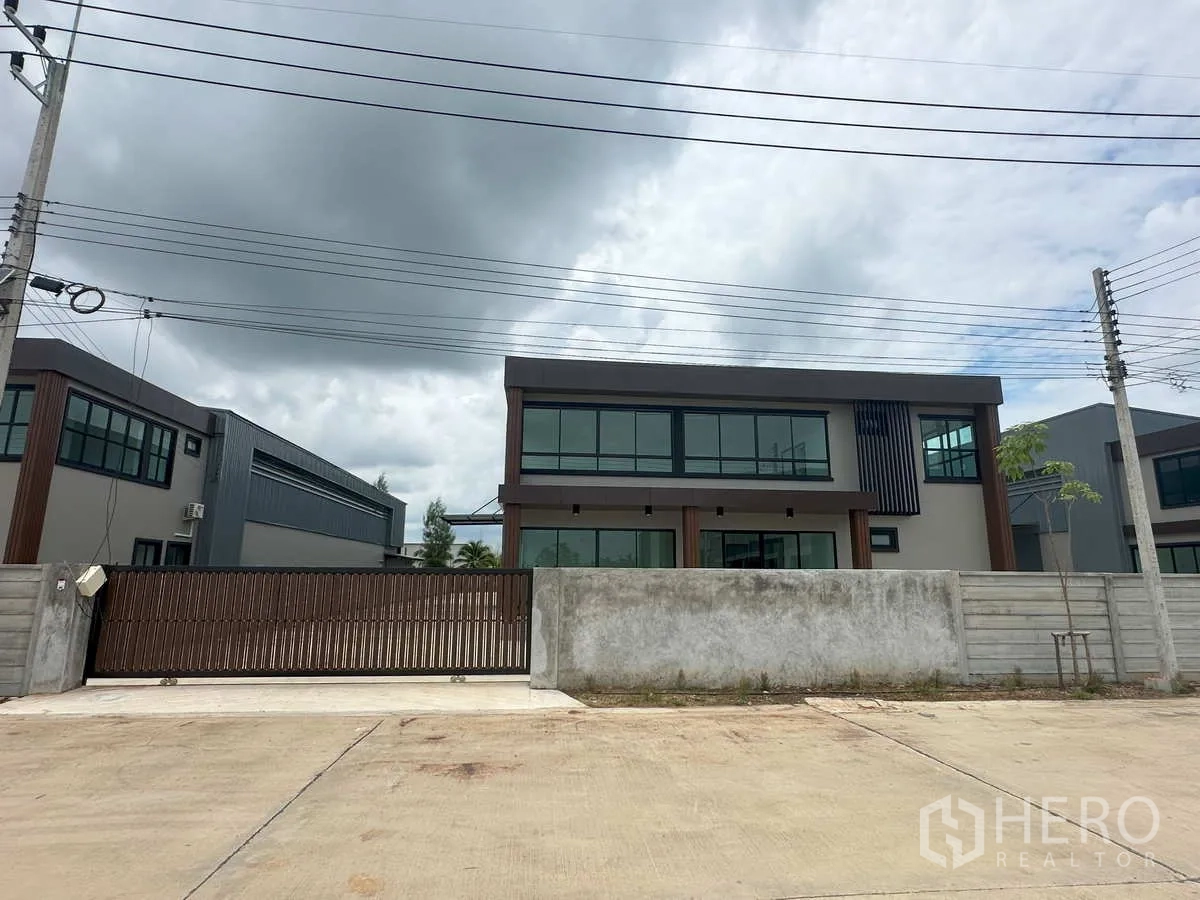 工厂 出租在Bang Len, Nakhon Pathom - 邦伦现代独栋工厂外观，前方大门与两层玻璃办公室
