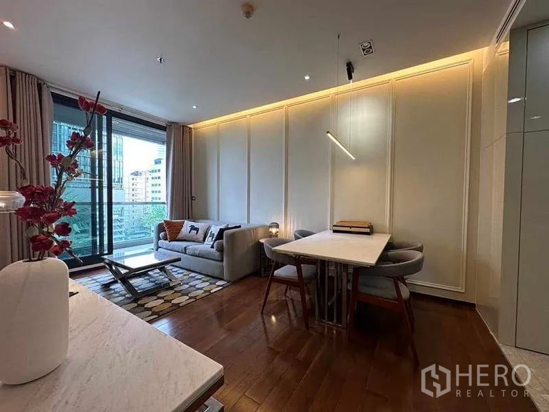 公寓 出租在Khlong Toei, Bangkok - 客餐厅一体，暖色氛围灯，落地窗通向阳台。