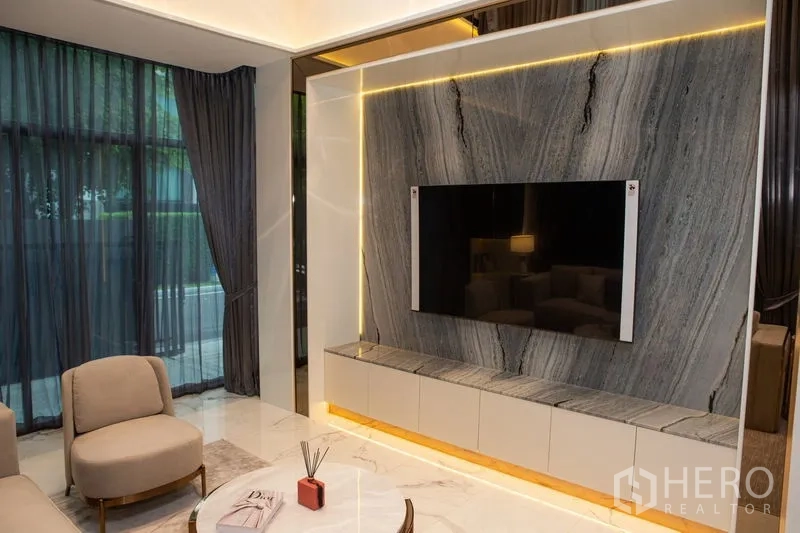 บ้าน ให้เช่าหรือขายในBangkok - ผนังทีวีห้องนั่งเล่นกรุหินสวยพร้อมไฟเส้น LED