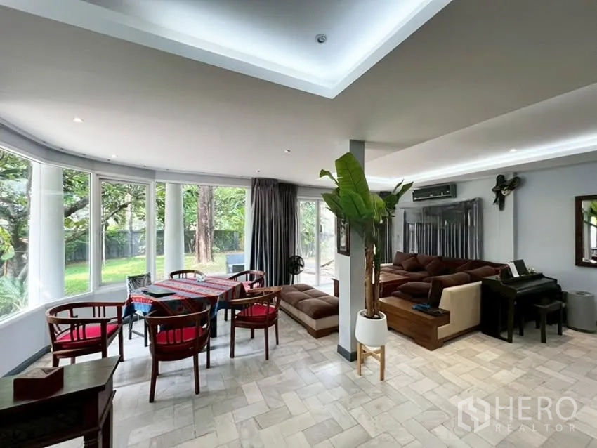 Detached House for rent in Phra Khanong, Bangkok - Bright open living and dining area with wraparound windows to the garden.