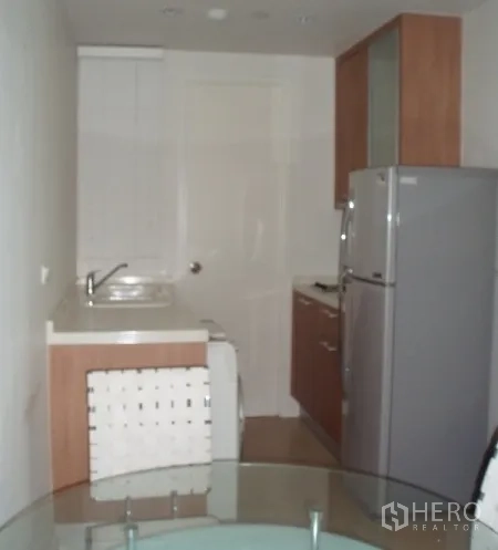 公寓 出租在Ratchathewi, Bangkok - 紧凑廊式厨房，配水槽、上下橱柜与大冰箱，位于拉差贴威公寓。