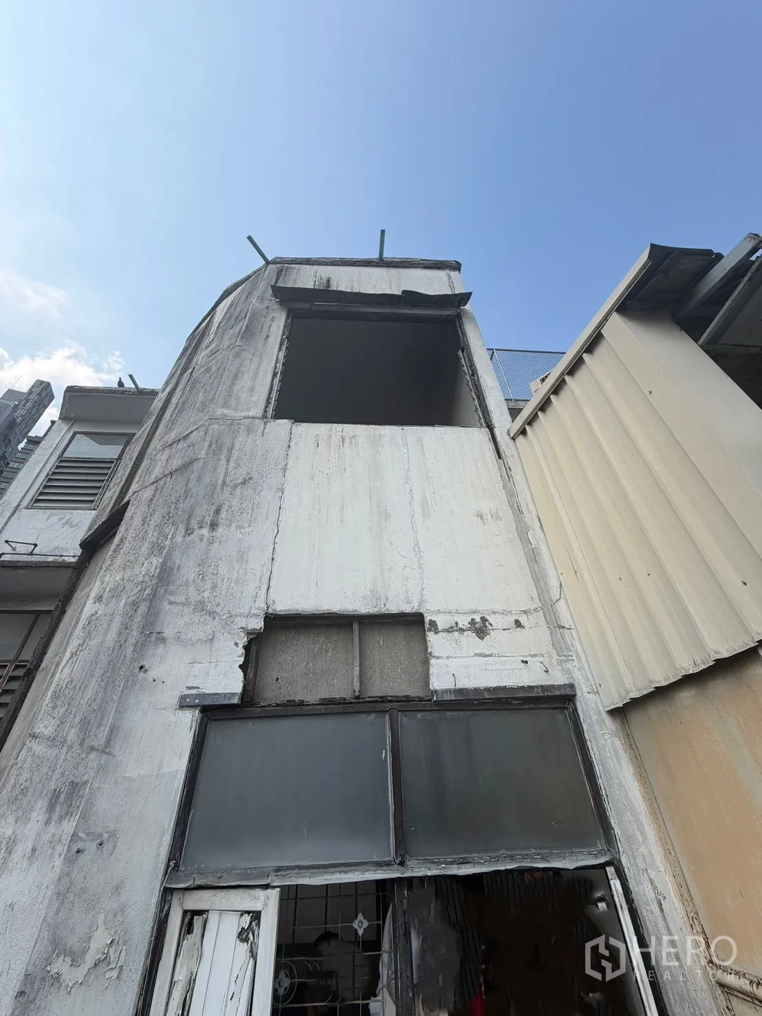 店屋 for rent in Watthana, Bangkok - 建筑后侧外立面，老旧状态并有开口窗。