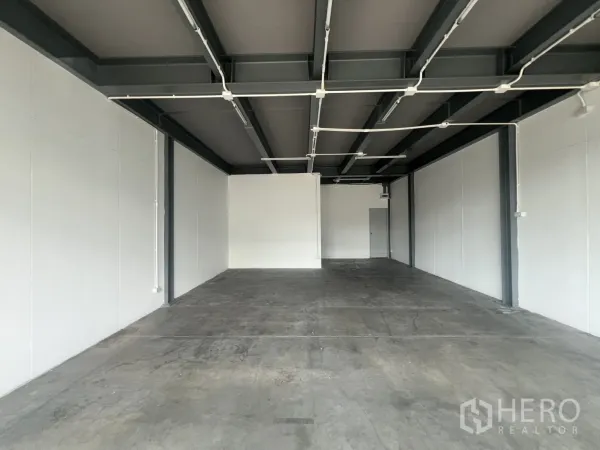 Retail Space for rent in Khlong Toei, Bangkok - Open-plan retail unit with exposed steel beams, concrete floor and white walls.