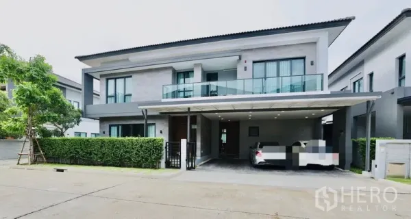 独立式住宅 出租在Bang Phli, Samut Prakan - 现代两层独立别墅，玻璃阳台与带顶双车位车棚。