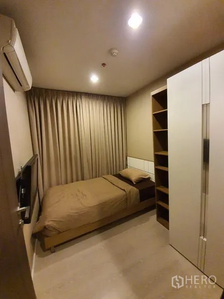 คอนโด ให้เช่าในSathon, Bangkok - ห้องนอนรองขนาดกะทัดรัด เตียงเดี่ยว ตู้เสื้อผ้า ชั้นเก็บของ และผ้าม่านกันแสง