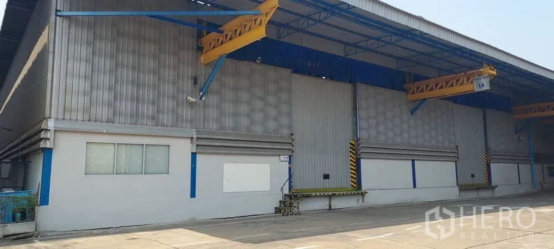 โรงงาน ให้เช่าในPhra Pradaeng, Samut Prakan - ภายนอกโกดังพร้อมท่าขนถ่ายยกสูงและกันสาด