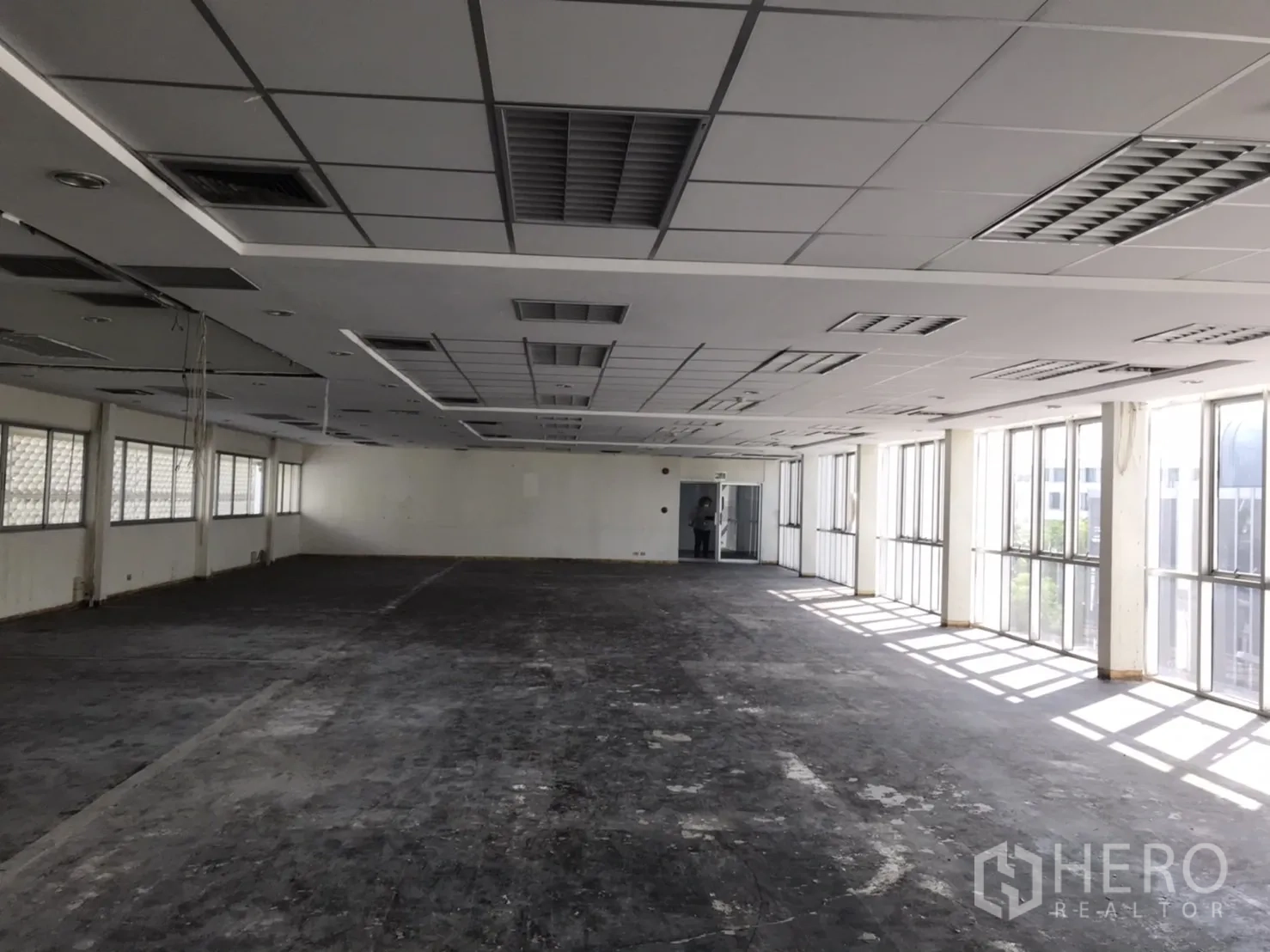 办公空间 出租在Khlong Toei, Bangkok - 195㎡开放式办公室，吊顶与空调回风口，落地窗采光充足，位于Phra Khanong。