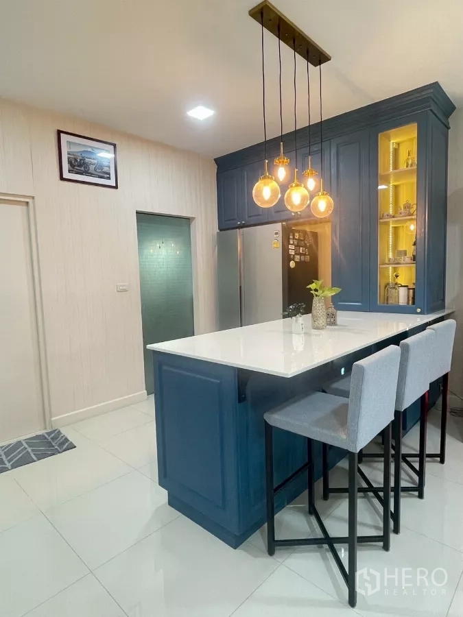 บ้าน ขายในBang Phli, Samut Prakan - ไอส์แลนด์ท็อปสีขาว พร้อมเก้าอี้บาร์และไฟห้อยโทนทอง