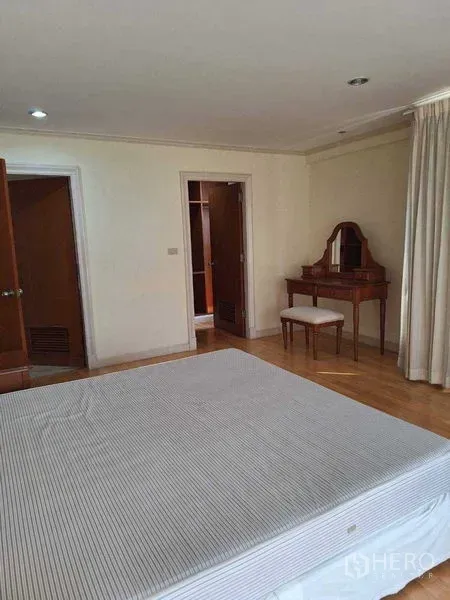 อพาร์ทเมนท์ ให้เช่าในWatthana, Bangkok - ห้องนอนพร้อมโต๊ะแต่งตัว ทางเข้าห้องแต่งตัวแบบวอล์กอิน และพื้นไม้โทนอุ่น