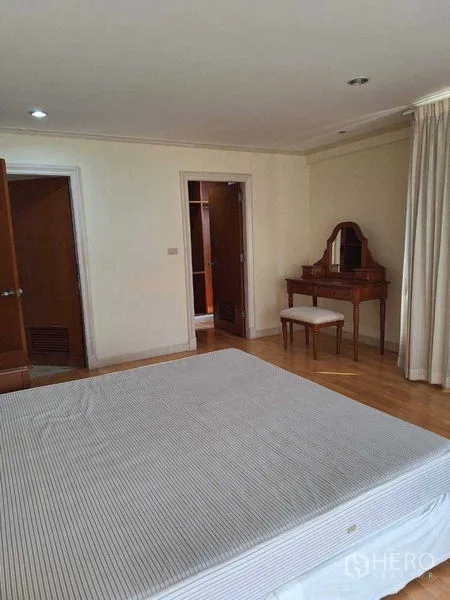 อพาร์ทเมนท์ ให้เช่าในWatthana, Bangkok - ห้องนอนพร้อมโต๊ะแต่งตัว ทางเข้าห้องแต่งตัวแบบวอล์กอิน และพื้นไม้โทนอุ่น