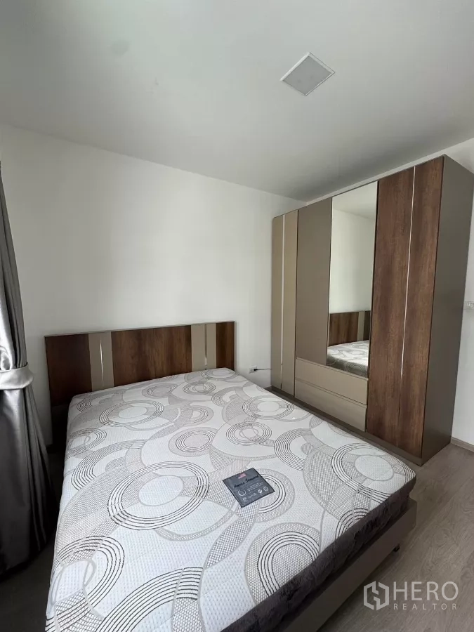 Townhouse for rent in Bang Phli, Samut Prakan - Cozy bedroom with double bed and two-tone wardrobe.