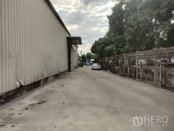 Warehouse for rent in Bang Phli, Samut Prakan - Internal road beside the warehouse and perimeter wall for easy access.