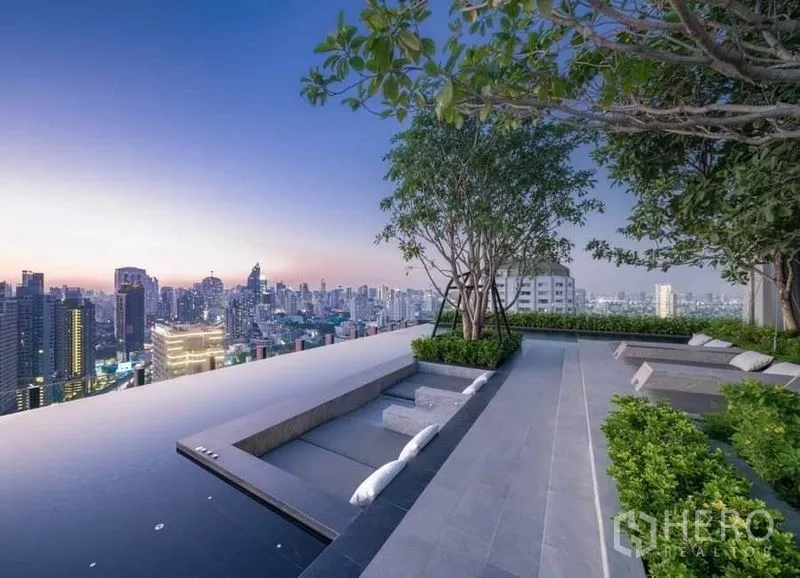 คอนโด ให้เช่าในWatthana, Bangkok - สระว่ายน้ำอินฟินิตี้บนดาดฟ้า พร้อมมุมนั่งและวิวสกายไลน์