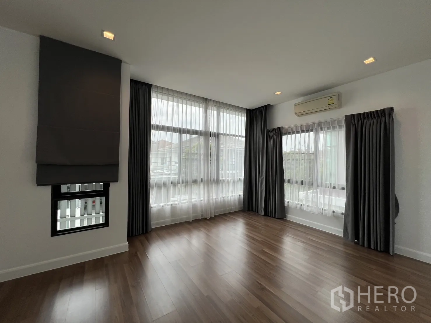 Detached House for rent in Bang Kapi, Bangkok - Second bedroom corner with wide windows, curtains and air conditioner.