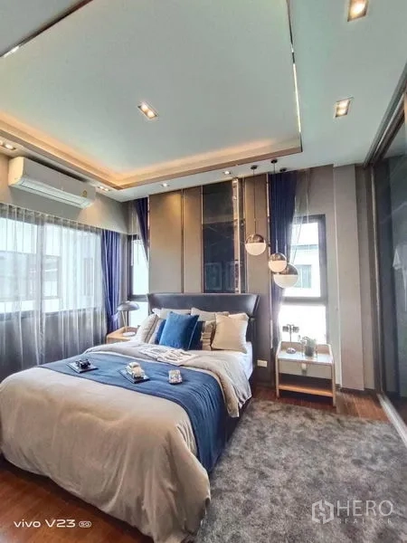 独立式住宅 出售在Wang Thonglang, Bangkok - 现代卧室，蓝色点缀，吊灯、木地板与大窗户。
