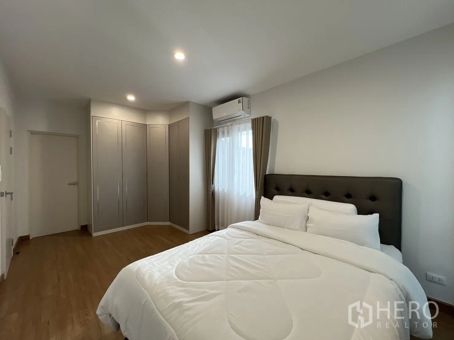 独立式住宅 出租在Prawet, Bangkok - 卧室配双人床、窗户与转角衣柜。