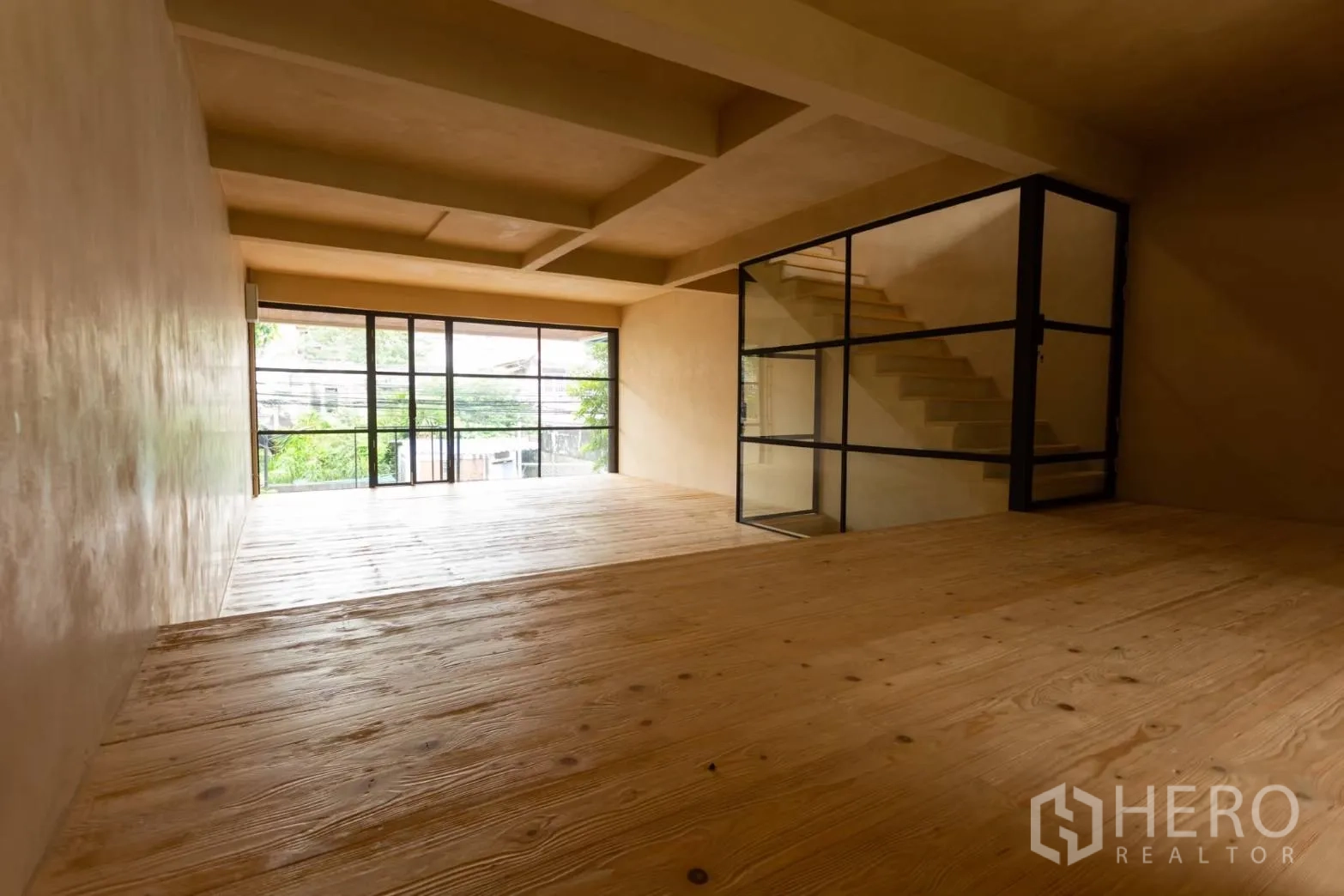 带办公室的家 出租在Watthana, Bangkok - 明亮楼层，玻璃包裹的楼梯与通高窗。