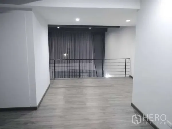 สำนักงานที่บ้าน ให้เช่าหรือขาย - ชั้นลอยสำหรับทำงาน พื้นไม้ ราวเหล็กสีดำ ไฟดาวน์ไลท์ และผ้าม่านเต็มบาน