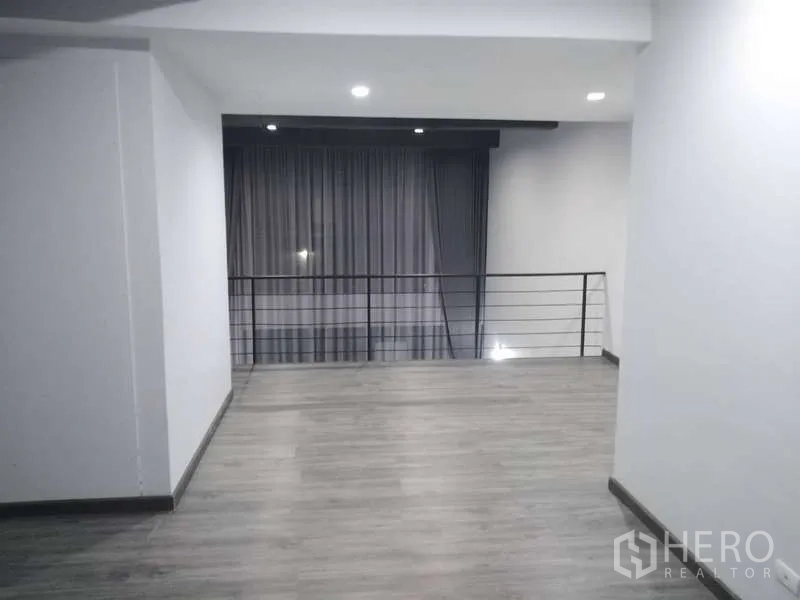 สำนักงานที่บ้าน ให้เช่าหรือขาย - ชั้นลอยสำหรับทำงาน พื้นไม้ ราวเหล็กสีดำ ไฟดาวน์ไลท์ และผ้าม่านเต็มบาน