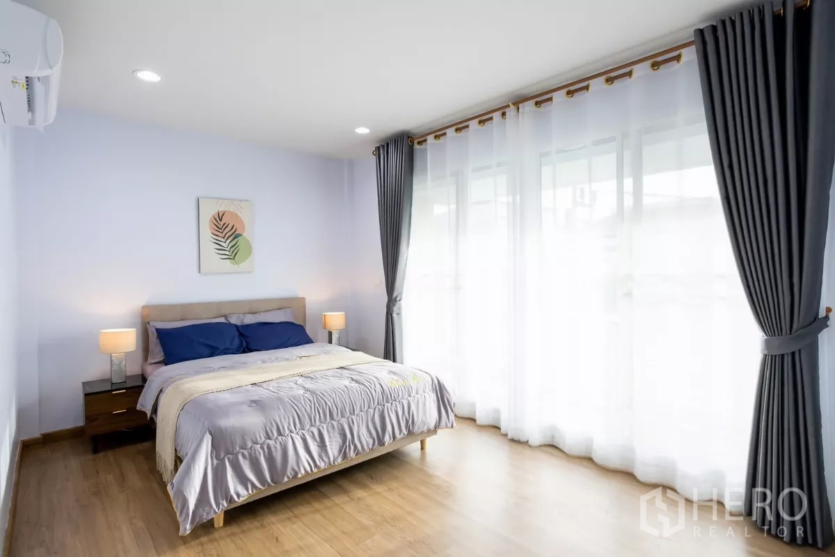Townhouse for rent - Second bedroom with queen bed, floor-to-ceiling windows and grey curtains