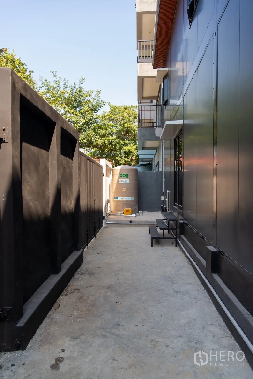 อาคาร standalone for rent or sale in Phra Khanong, Bangkok - ทางเดินบริการด้านข้าง พร้อมรั้วสีดำและแทงค์น้ำ