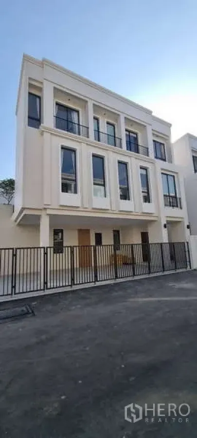 独立式住宅 出租在Lat Krabang, Bangkok - 现代三层住宅正立面，金属围栏与车道，位于AERIE Lat Krabang。