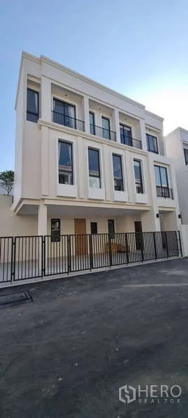 独立式住宅 出租在Lat Krabang, Bangkok - 现代三层住宅正立面，金属围栏与车道，位于AERIE Lat Krabang。