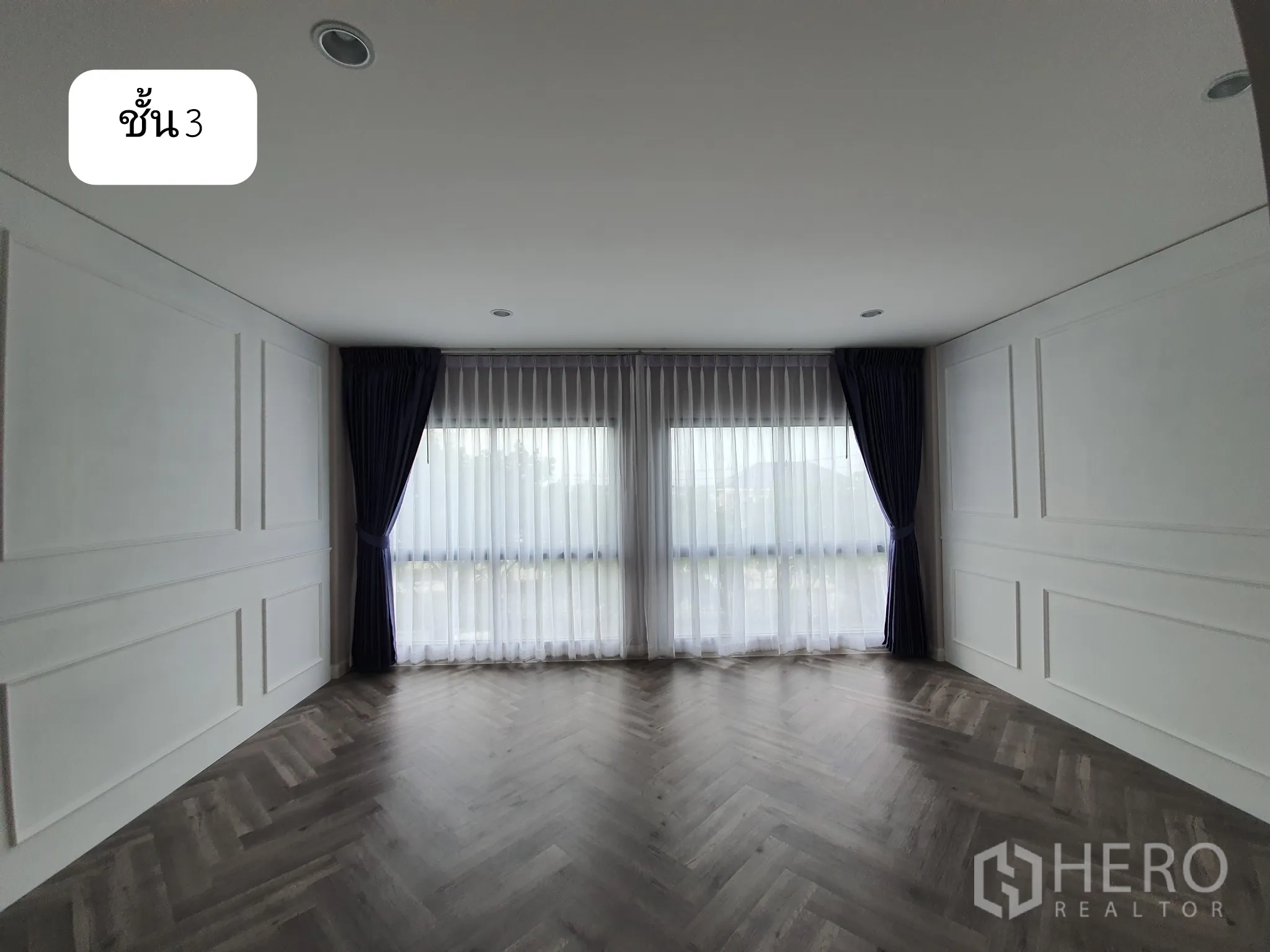 带办公室的家 出租或出售在Prawet, Bangkok - 三层房间设宽幅窗与纱帘，柔和采光充盈。