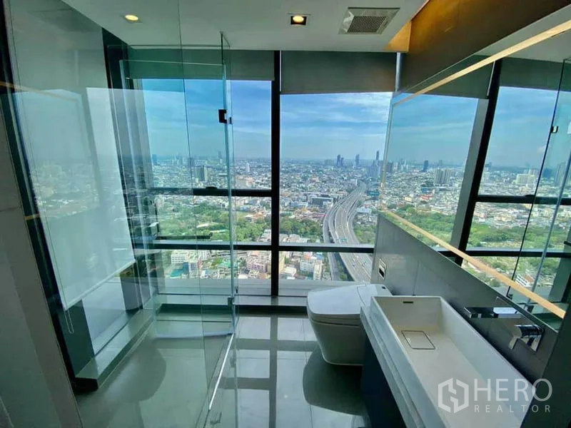 คอนโด ให้เช่าในSathon, Bangkok - ห้องน้ำพร้อมตู้โชว์เวอร์กระจก มองเห็นวิวเมืองจากกระจกเต็มความสูง