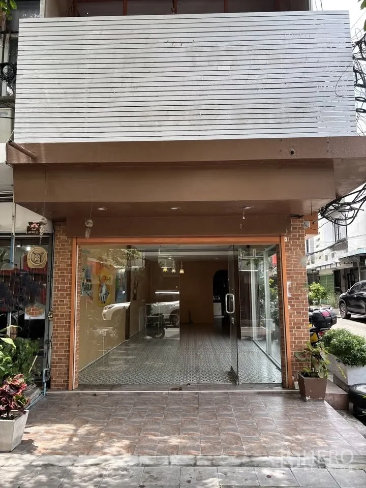 พื้นที่ขายของ for rent in Sathon, Bangkok - มุมมองหน้าร้านกระจกตกแต่งขอบอิฐ ใต้ป้ายขนาดใหญ่