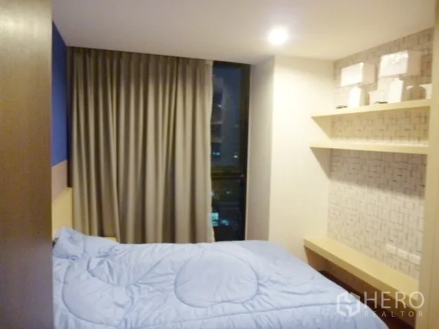 คอนโด ให้เช่าในWatthana, Bangkok - ห้องนอนรองเตียงเดี่ยว พร้อมหน้าต่างสูงจรดพื้นและชั้นลอยตกแต่ง