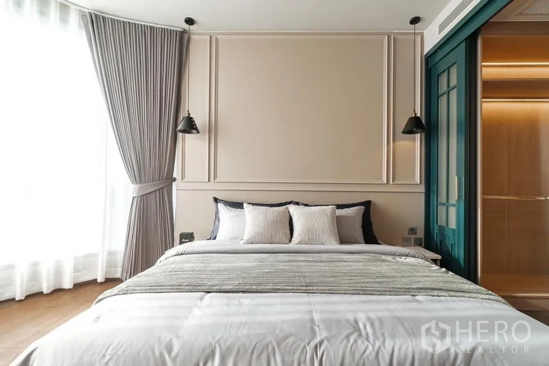 Condominium for rent in Khlong Toei, Bangkok - Teal framed sliding doors enclosing the walk-in dressing room.