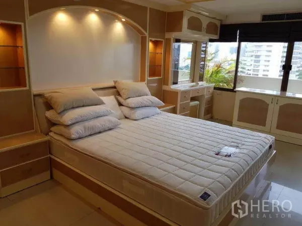 คอนโด ให้เช่าหรือขายในWatthana, Bangkok - ห้องนอนหลักพร้อมหัวเตียงบิวท์อินมีไฟ โต๊ะเครื่องแป้ง และหน้าต่างบานใหญ่