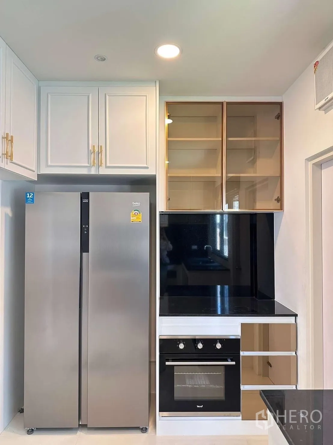 独栋房屋 for rent in Bang Phli, Samut Prakan - 家电墙配对开门冰箱与嵌入式烤箱。