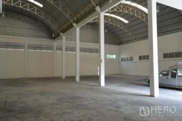 Warehouse for rent in Samut Sakhon - Empty warehouse hall featuring skylights, ventilation windows and white support columns.