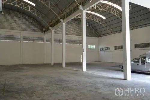 Warehouse for rent in Samut Sakhon - Empty warehouse hall featuring skylights, ventilation windows and white support columns.
