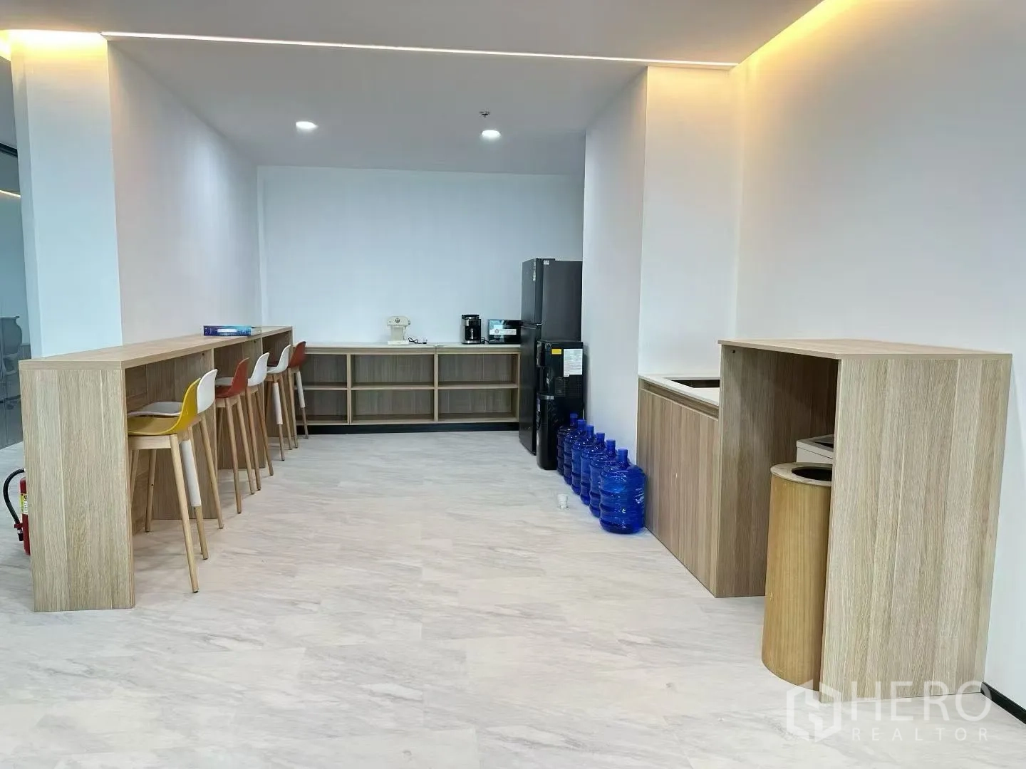 Office Space for rent in Huai Khwang, Bangkok - Pantry with bar counter, high stools, cabinets, refrigerator and water dispensers.