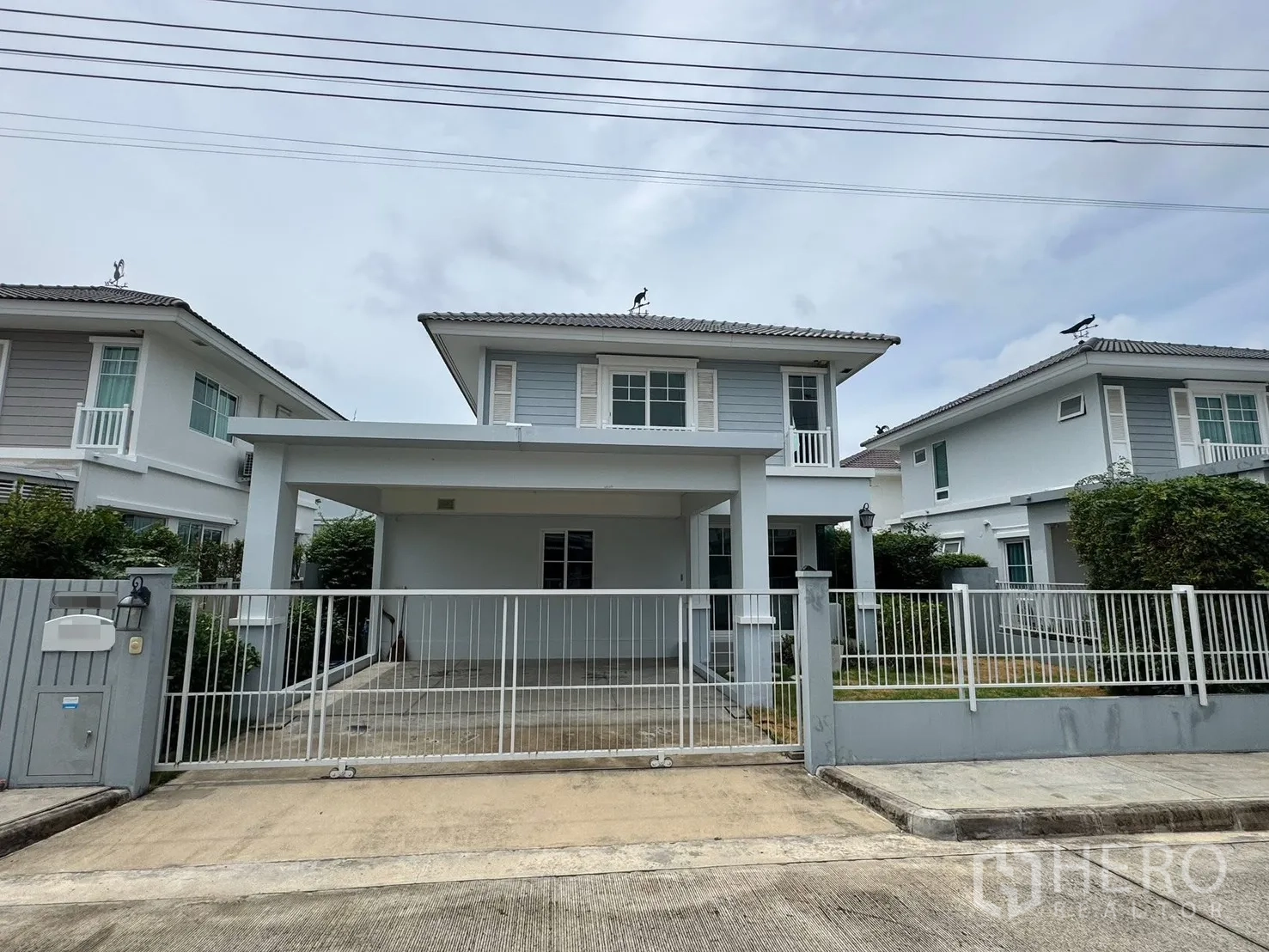 Detached House for rent in Bang Phli, Samut Prakan - Two-storey detached house exterior with gated driveway and covered carport.