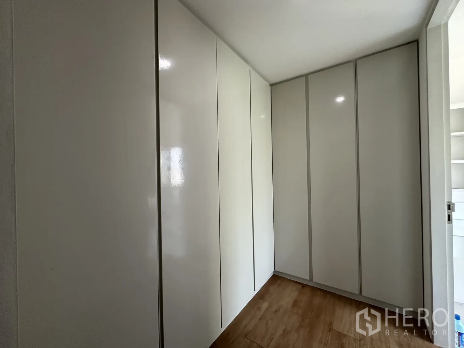โฮมออฟฟิศ for rent in Phra Khanong, Bangkok - ห้องติดตั้งตู้เสื้อผ้าบิลต์อินเต็มผนังพร้อมพื้นลายไม้.